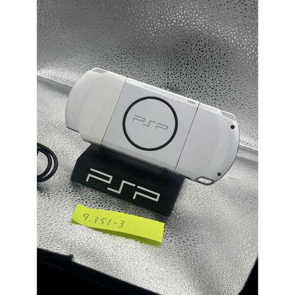 psp 3000 white w/accessories - Picture 9 of 11